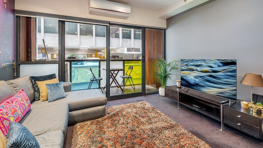 Sleek & Central 2-bed Apartment in Melbourne