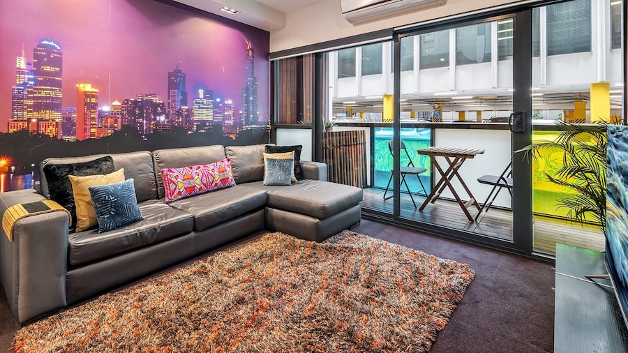 Sleek & Central 2-bed Apartment in Melbourne