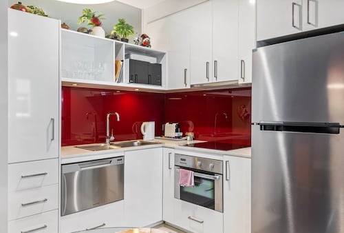 Sleek & Central 2-bed Apartment in Melbourne