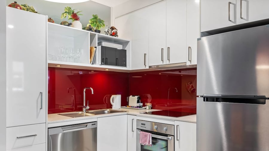 Sleek & Central 2-bed Apartment in Melbourne