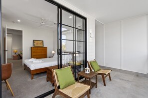Apartment | 3 bedrooms, laptop workspace, iron/ironing board, bed sheets - Spacious 3-bed Clayfield House With Patio and BBQ (Brisbane)