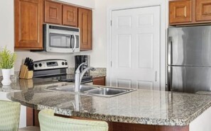 Mikrobølgeovn, ovn, kokeplater og oppvaskmaskin