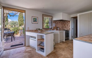 Kühlschrank, Mikrowelle, Herdplatte, Geschirrspüler