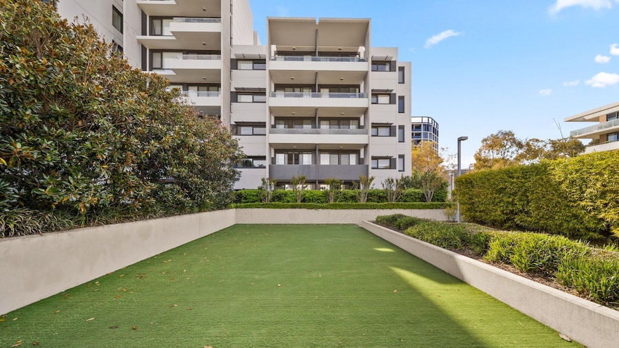 Elegant 2-bed With Pool, Alfresco Dining & Balcony