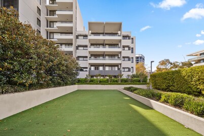 Elegant 2-bed With Pool, Alfresco Dining & Balcony