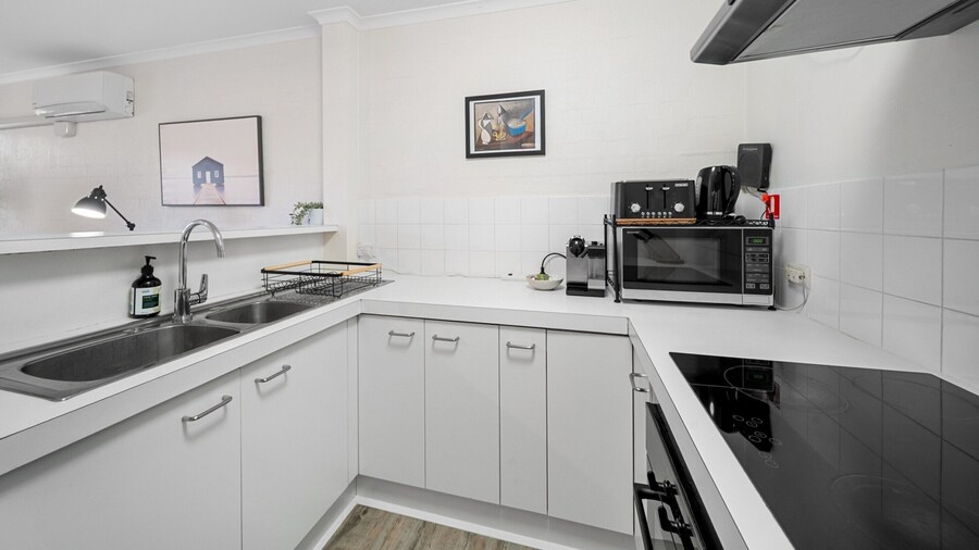 Stylish 1-bed Stay With Balcony & Study