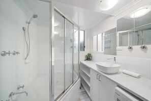Apartment | Badezimmer | Badewanne, Handtücher, Seife