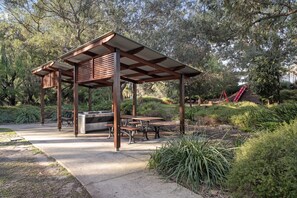 Apartment | Outdoor dining - Stylish 1-bed Apartment With Rooftop Access (Perth)