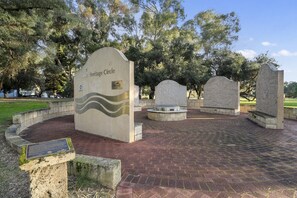 المنطقة المحيطة بالمنشأة