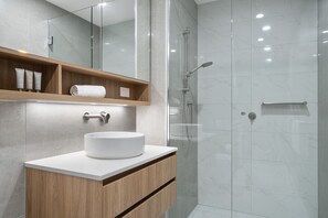 Apartment | Bathroom | Hair dryer, towels, soap, shampoo - Stylish 1-bed Apartment With Rooftop Access (Perth)