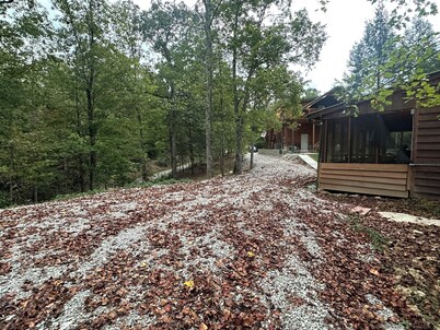 A cozy cabin, with lake views, located only 15 miles from Cumberland Falls!