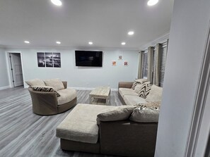 TV - 4 Bedroom 2 Bath Modern Remodeled House in Clearwater Florida (Clearwater)