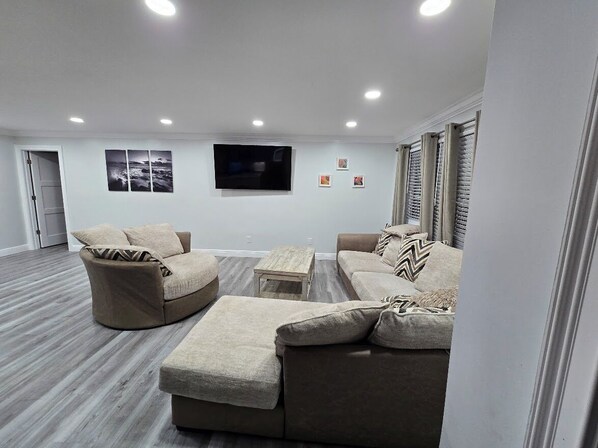 TV - 4 Bedroom 2 Bath Modern Remodeled House in Clearwater Florida (Clearwater)