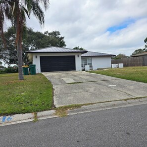 Property grounds - 4 Bedroom 2 Bath Modern Remodeled House in Clearwater Florida (Clearwater)