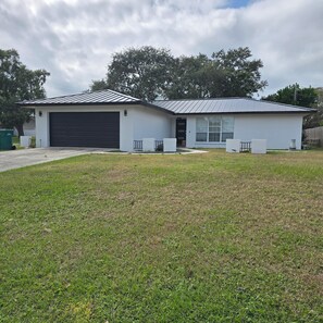 Exterior - 4 Bedroom 2 Bath Modern Remodeled House in Clearwater Florida (Clearwater)
