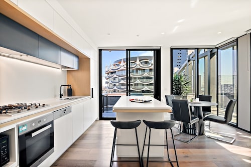 Bright 2-bed Retreat With Pool, Gym & Sauna Access