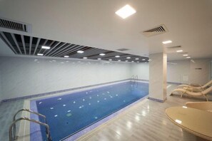 สระว่ายน้ำในร่ม