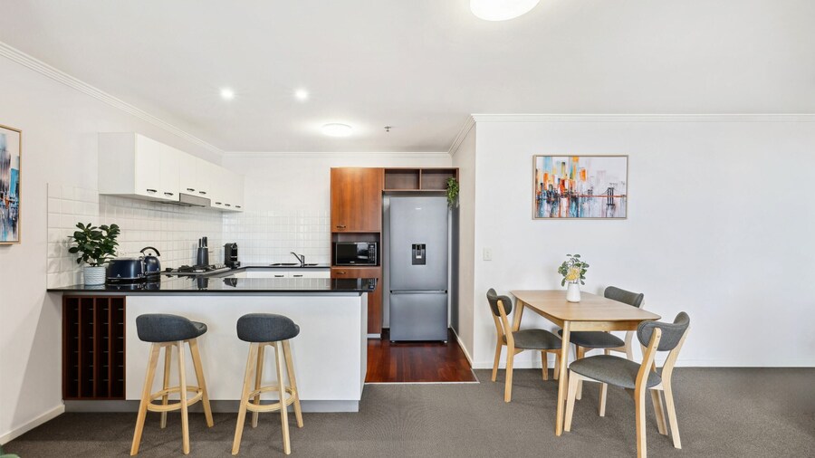 2-bed City Abode With Swimming Pool, Gym & Views