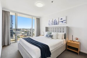 2 habitaciones, espacio para trabajar con laptop y ropa de cama 