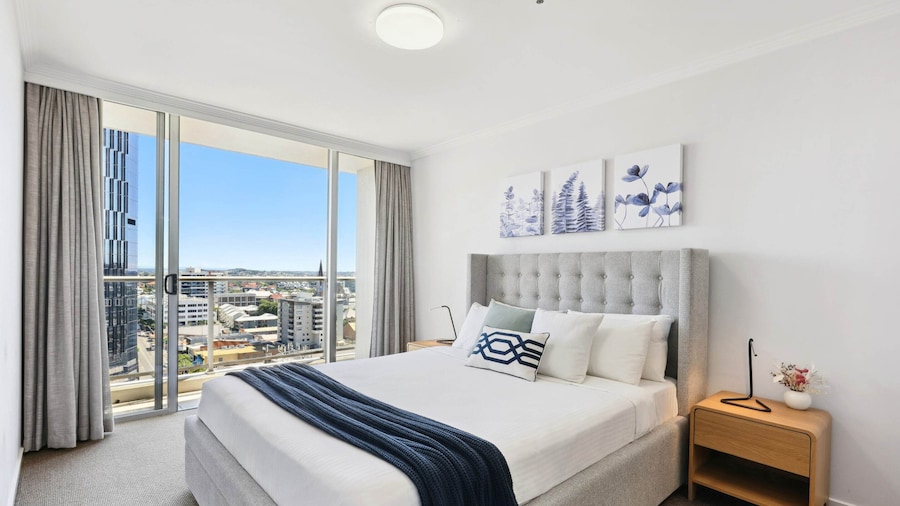 2-bed City Abode With Swimming Pool, Gym & Views