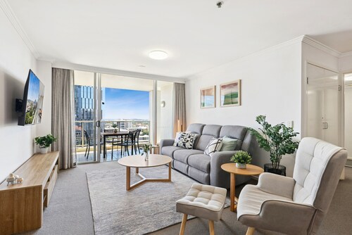 2-bed City Abode With Swimming Pool, Gym & Views