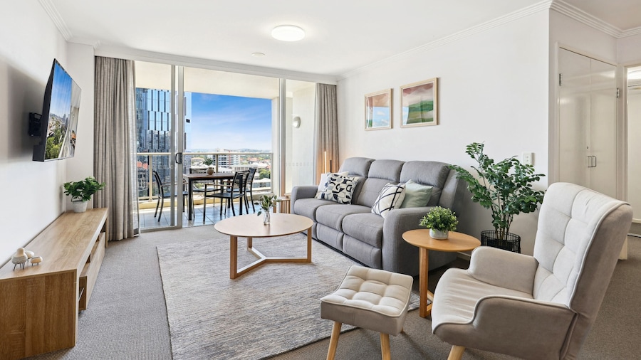 2-bed City Abode With Swimming Pool, Gym & Views