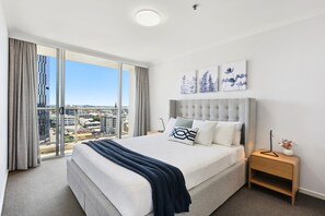 Apartment | 2 bedrooms, laptop workspace, bed sheets - 2-bed City Abode With Swimming Pool, Gym & Views (Brisbane)