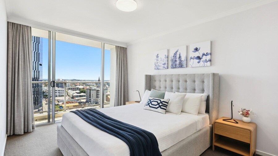 2-bed City Abode With Swimming Pool, Gym & Views