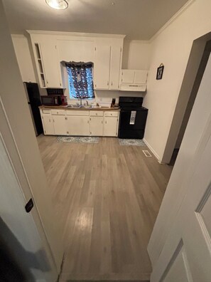 Fridge, microwave, oven, stovetop - Charming 2-bedroom house in wonderful Rocky Mount (Rocky Mount)