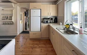 Jääkaappi, liesi, kahvin-/teenkeitin