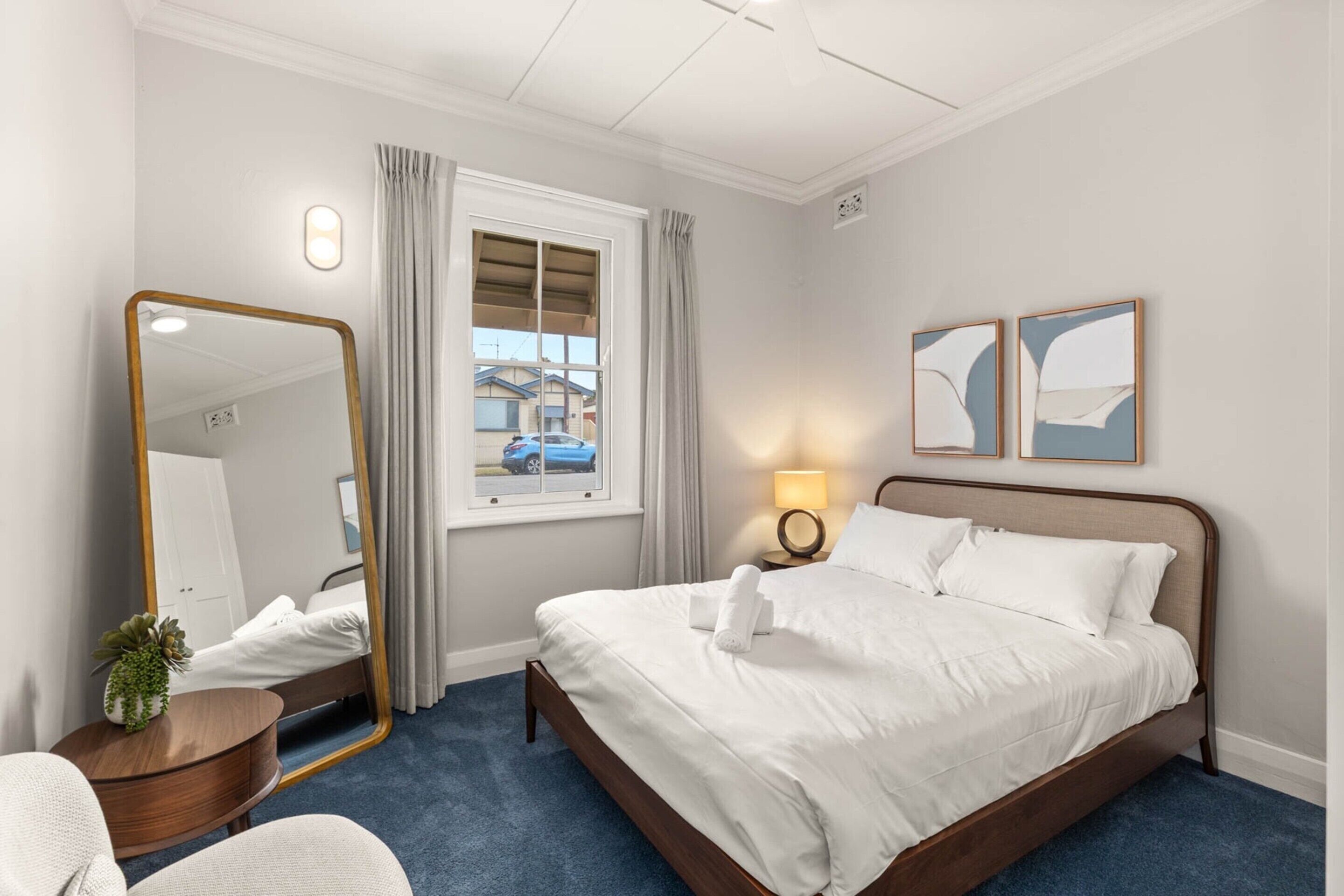 3 bedrooms, laptop workspace, bed sheets