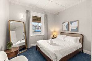 3 habitaciones, espacio para trabajar con laptop y ropa de cama 