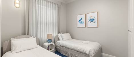 3 habitaciones, espacio para trabajar con laptop y ropa de cama