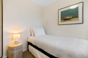 Departamento | 3 habitaciones, tabla de planchar con plancha y ropa de cama