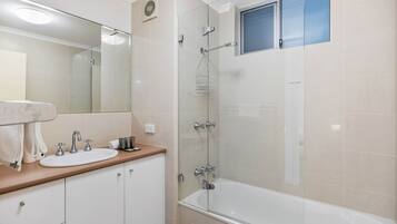 Apartment | Bathroom | Towels, soap