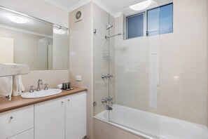 Bathroom - Oceanfront 3-bed Retreat With Pool-steps to Beach (Sunshine Coast)