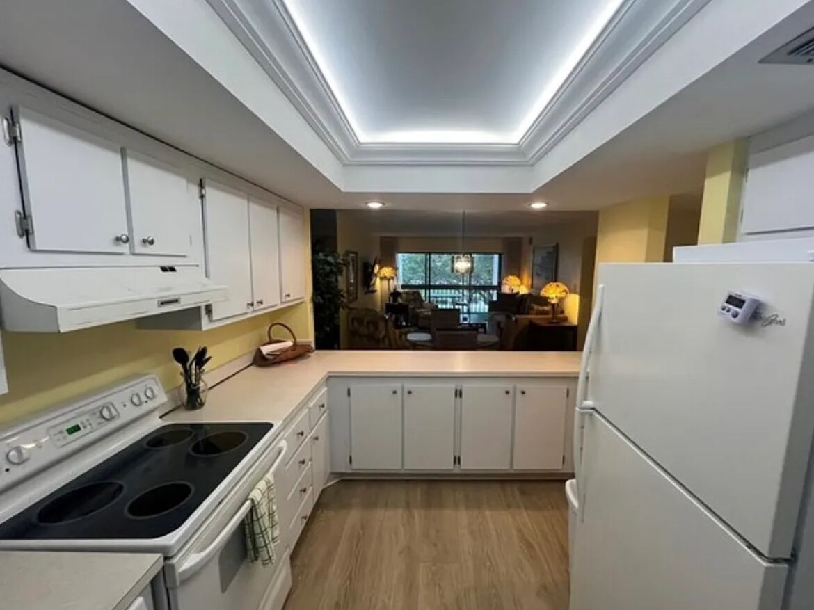 冷蔵庫、電子レンジ、オーブン、コンロ