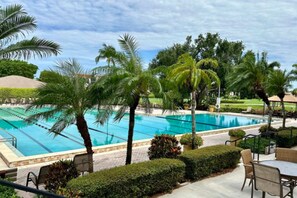 Utendørsbasseng og et oppvarmet basseng