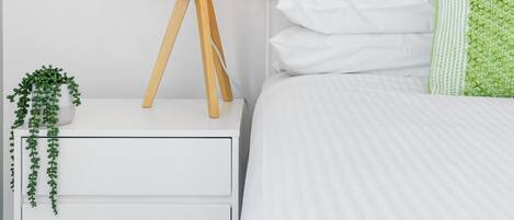 2 عدّة غرف نوم ومساحة عمل للكمبيوتر المحمول ومكواة/لوح كي وملاءات أسرّة