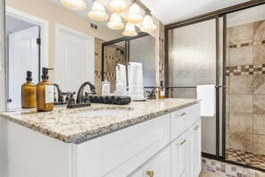 Een haardroger, handdoeken, zeep, toiletpapier