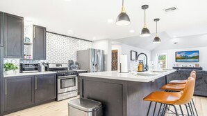 Kaffetrakter/tekoker, kjøleskap, mikrobølgeovn og ovn