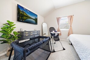 مكواة/لوح كي وخدمة الإنترنت وملاءات أسرّة