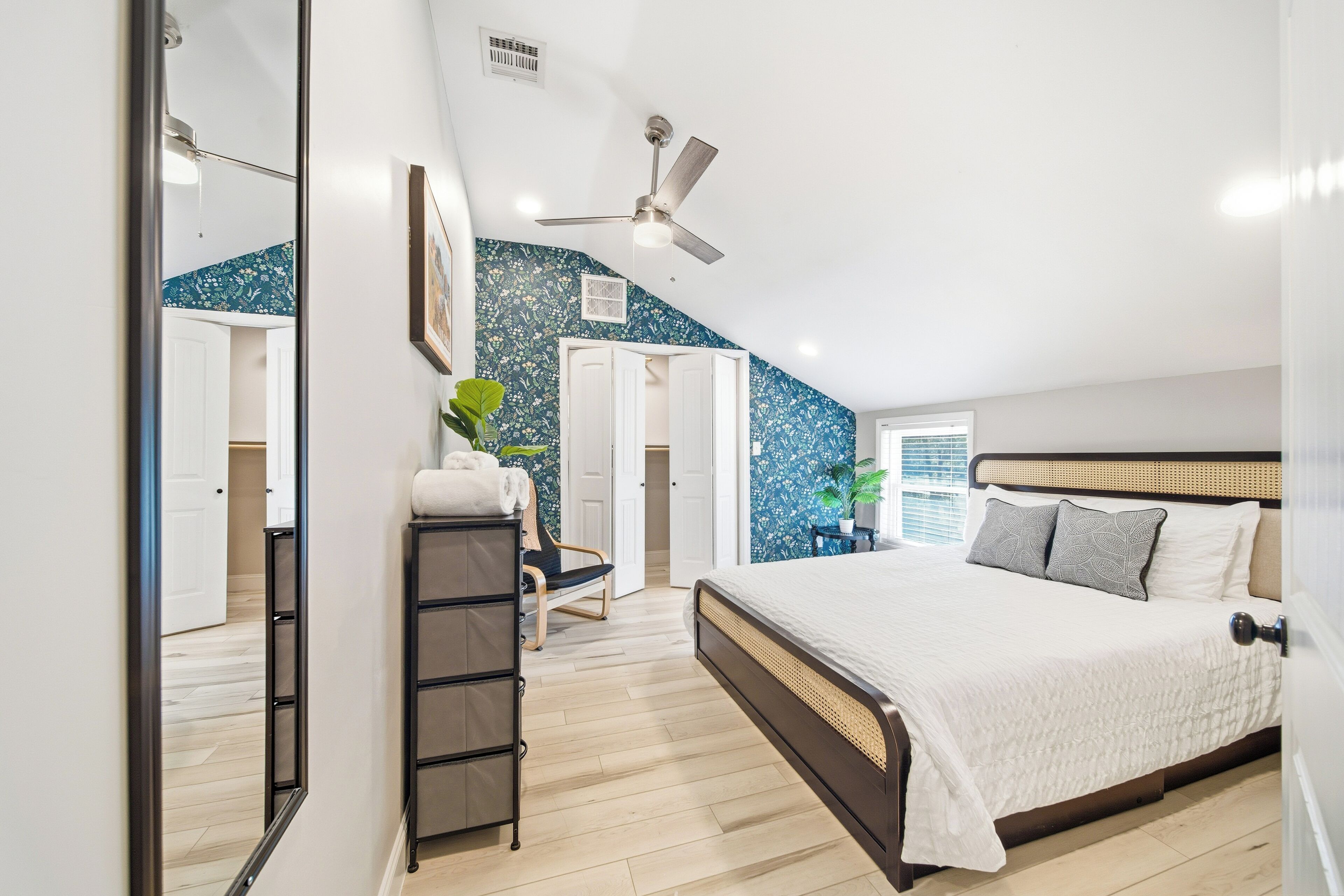 3 bedrooms, desk, iron/ironing board, travel crib