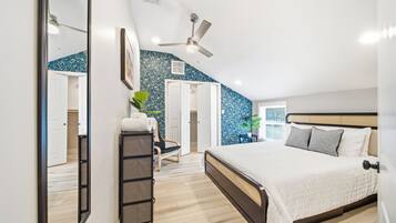 3 dormitorios, escritorio, tabla de planchar con plancha y cuna de viaje