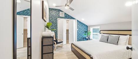 3 chambres, bureau, fer et planche à repasser, lit parapluie