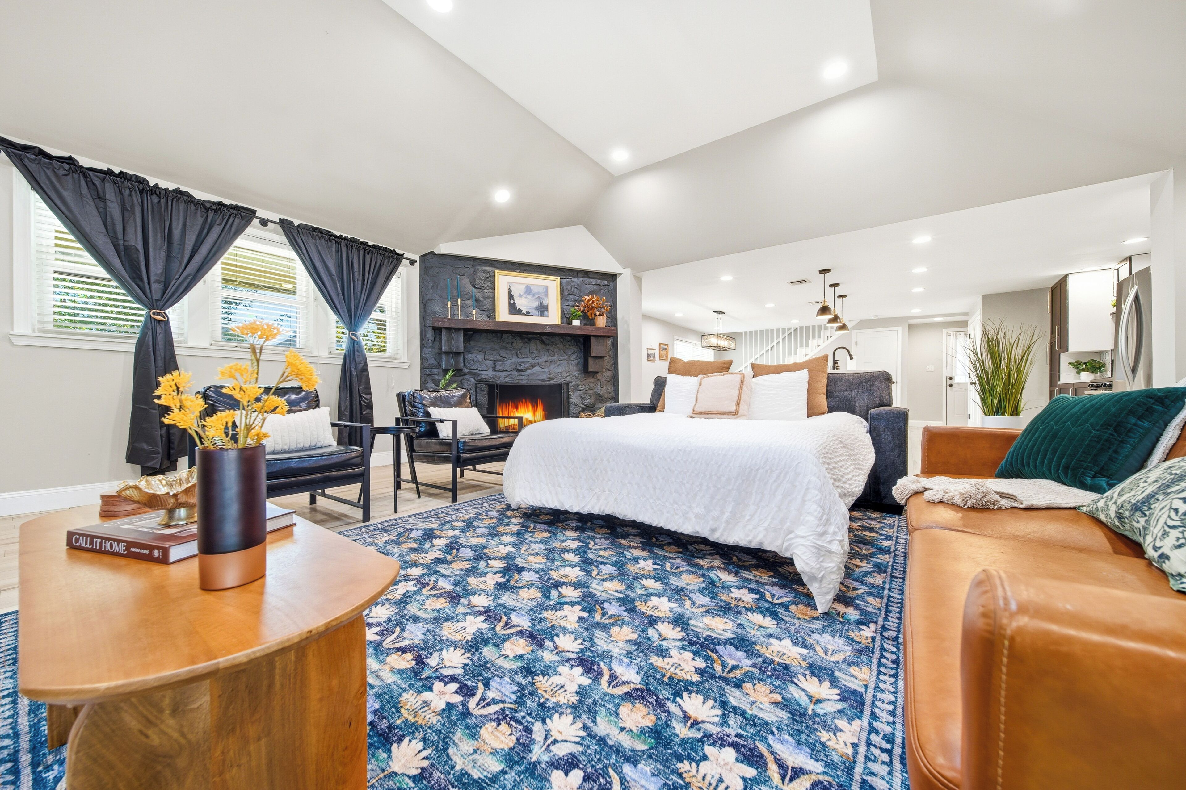 3 soverom, skrivebord, strykejern/-brett og reiseseng for barn