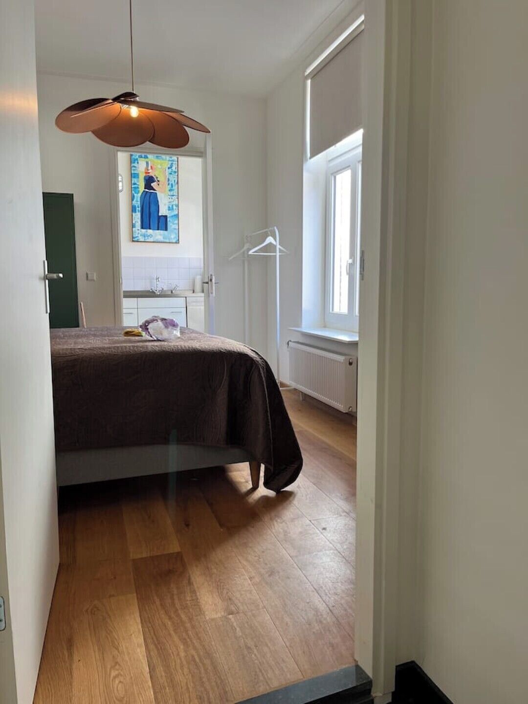 Een strijkplank/strijkijzer, wifi, beddengoed