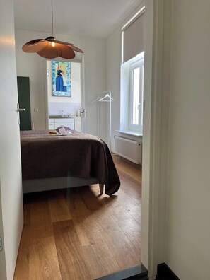 Een strijkplank/strijkijzer, wifi, beddengoed