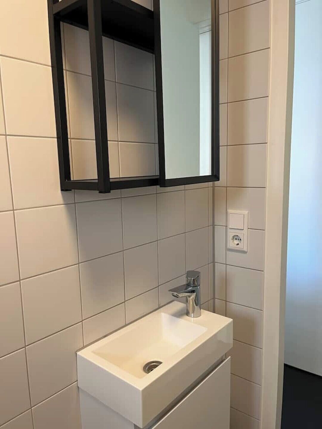 Een douche, een haardroger, handdoeken, zeep