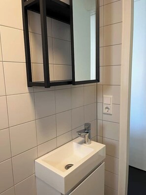 Een douche, een haardroger, handdoeken, zeep